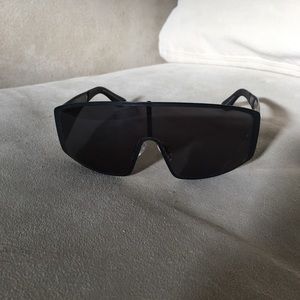 Carolina Lemke (Kim Kardashian) black sunglasses